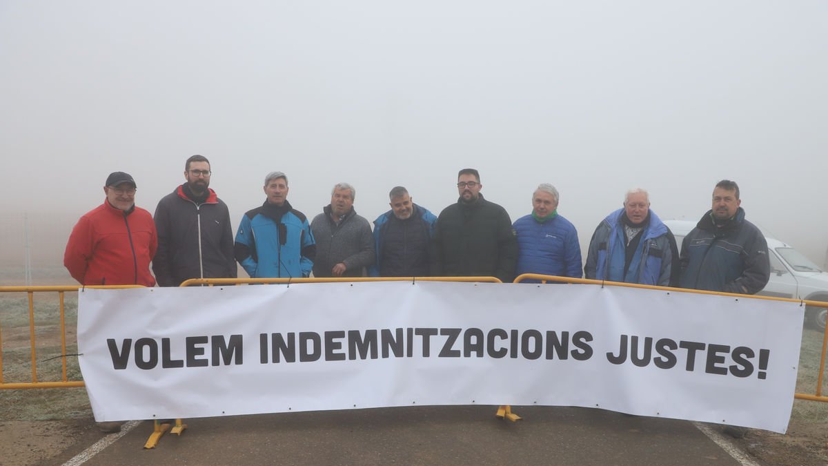 Algunos de los afectados de Alcarràs ayer en el segundo corte de accesos. - MAGDALENA ALTISENT