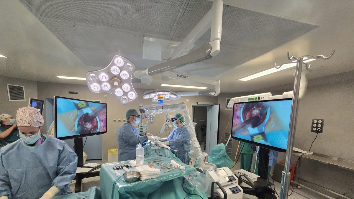 Cirugía a un paciente con lumbalgia usando exoscopia microquirúrgica en el Arnau.