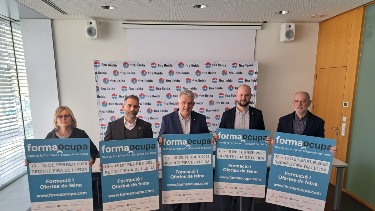 Representantes de los patrones de Fira de Lleida (Generalitat, Paeria, Cámara de Comercio y Diputación) con los carteles de la edición de este año del FormaOCupa.