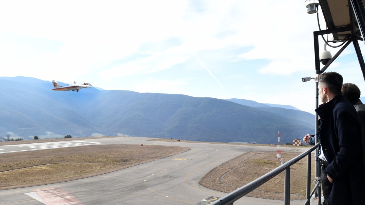 Uno de los vuelos comerciales elevándose desde el aeropuerto de Andorra-La Seu en el día en qué ha tenido lugar una reunión entre el secretario de Movilidad e Infraestructuras, Manel Nadal, y su homólogo del gobierno andorrano, David Forné.