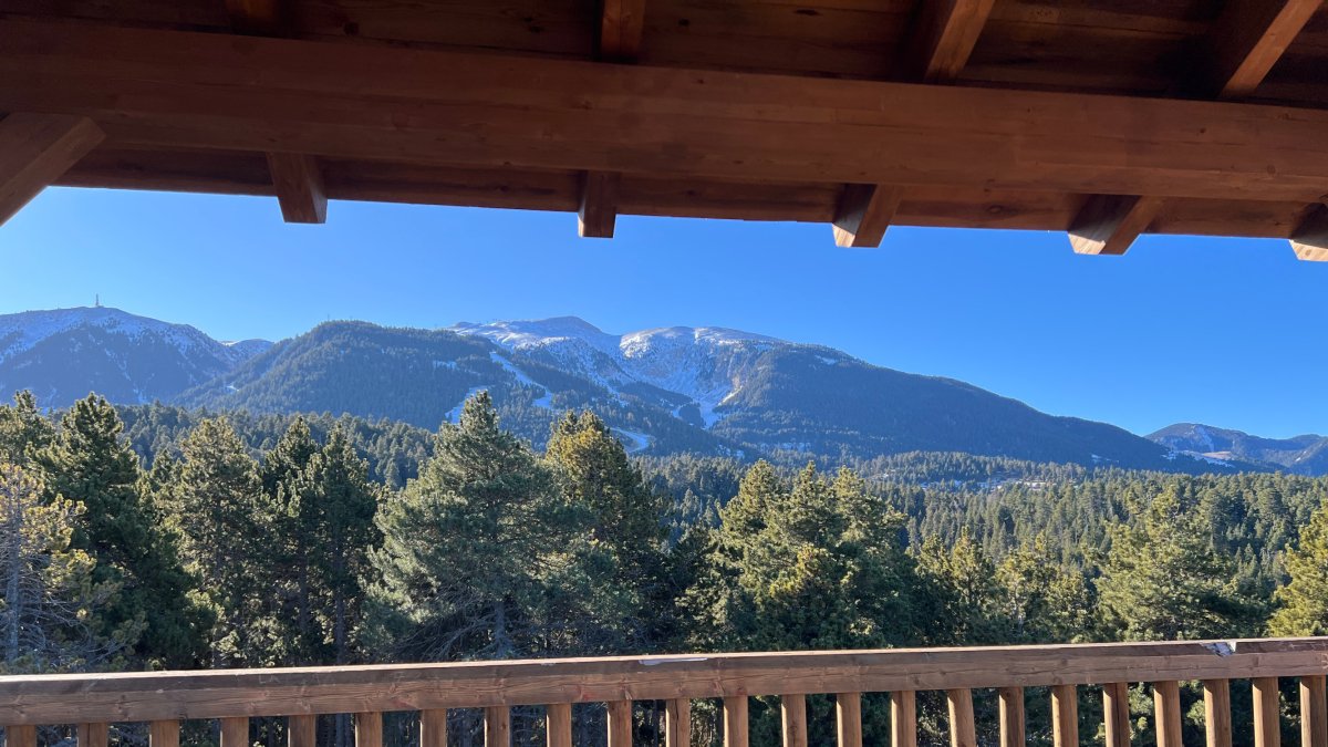 Una parte de las vistas desde el mirador de la Torre de Escobairó, en el municipio de Alp.