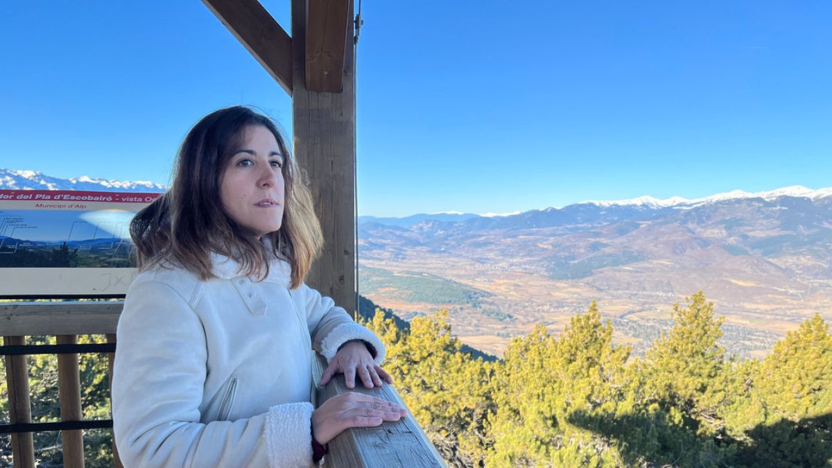 La tècnica de turisme del consell comarcal de la Cerdanya, Maria Jiménez, al mirador d’Alp. - ACN
