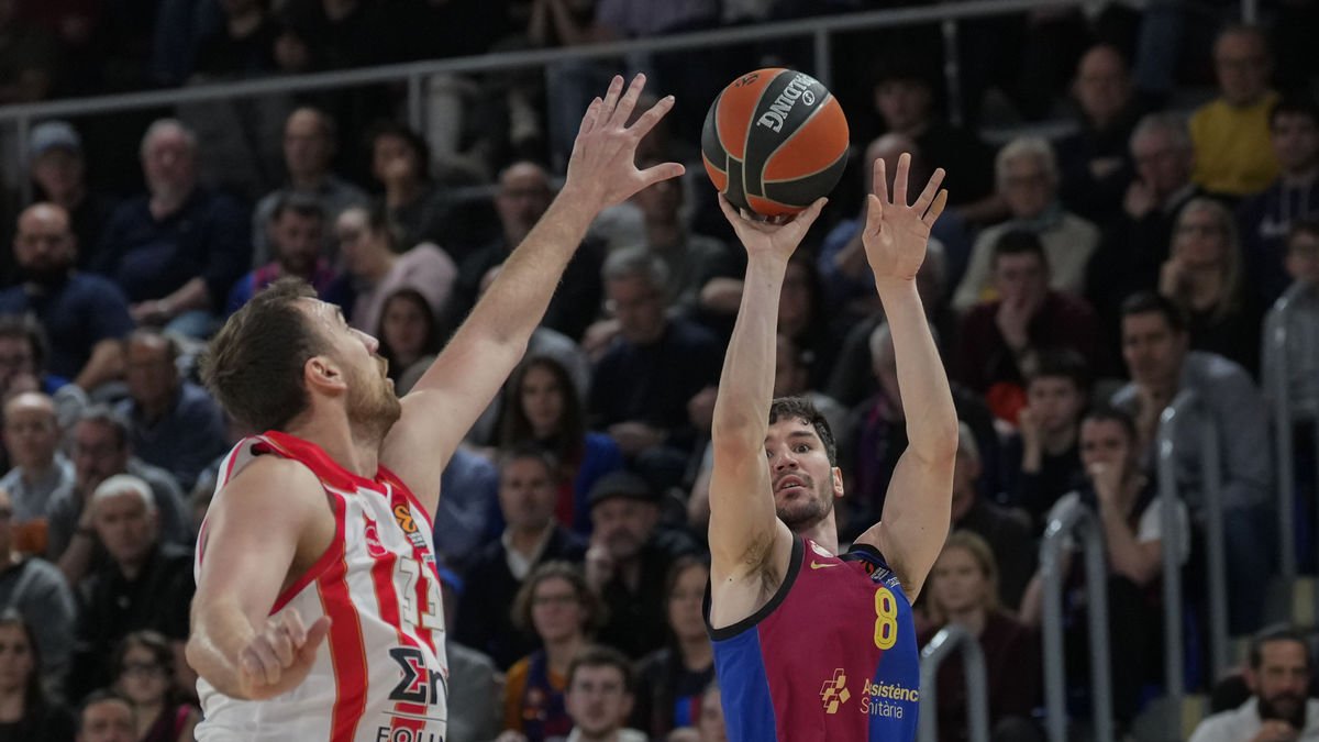 Darío Brizuela lanza a canasta ante Milutinov. - EFE/ ALEJANDRO GARCÍA