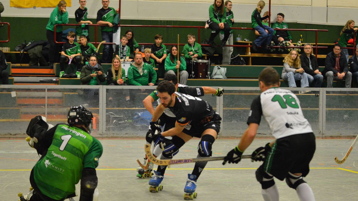 Una acció del partit del Pons Lleida a la pista del Herringen alemany, que va eliminar. - SEBAS MONCUSÍ