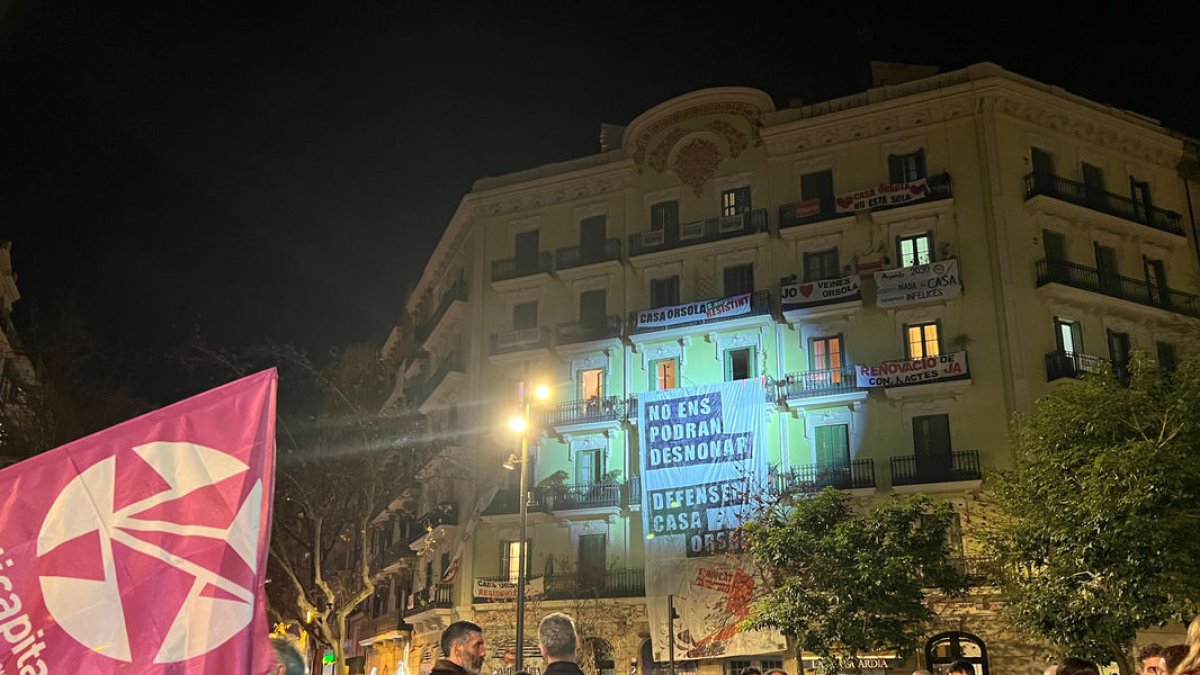 Vista de la Casa Orsola, situada en el Eixample, que luce una bandera en contra de los desahucios. - ACN