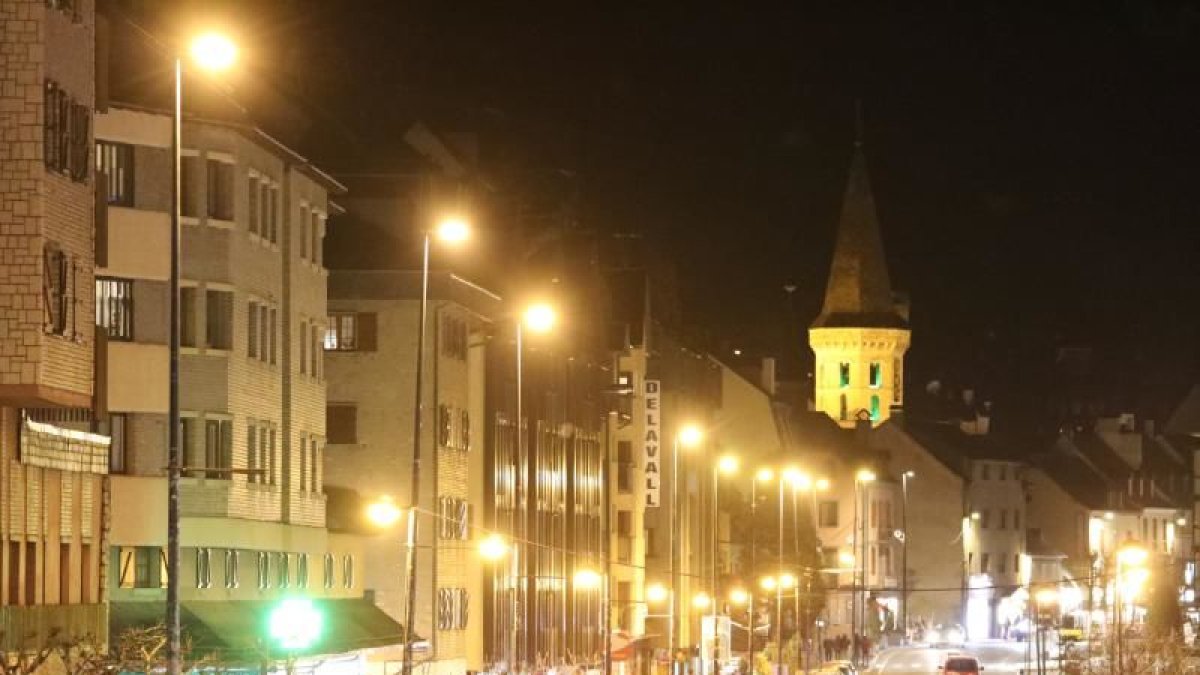 Vista nocturna des carrèrs deth centre de Vielha. - EDGAR ALDANA