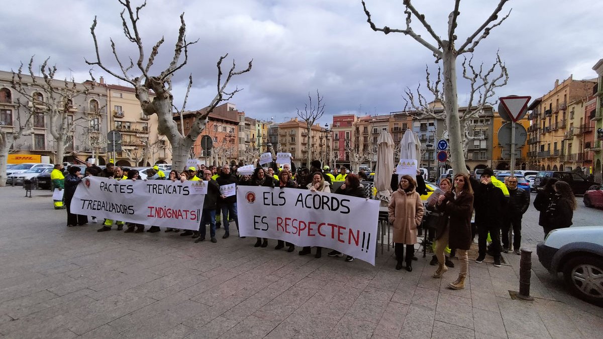 Manifestación de trabajadores de la Paeria ante el ayuntamiento el pasado 29 de enero. - E.FARNELL