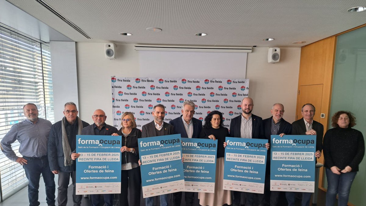 Foto de familia con los patrones de Fira de Lleida tras la presentación del FormaOcupa ayer. - SCD