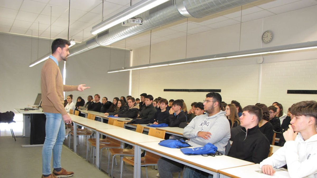 Jornada de puertas abiertas en la UdL ■ Unos dos mil estudiantes de Bachillerato y ciclos formativos participaron ayer en la jornada de puertas abiertas de la Universitat de Lleida. La facultad de Derecho, Economía y Turismo y la Escuela Polité ... - UDL