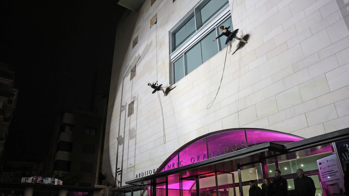 La compañía catalana de danza vertical Delrevés protagonizó el espectáculo inicial del aniversario, con ballet en la fachada del Auditori. - AMADO FORROLLA