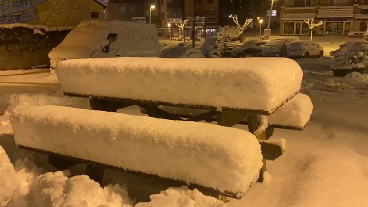 Grosor de 20 cm de nieve sobre un banco de Vielha este invierno