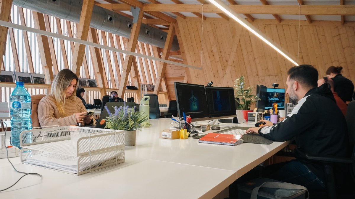 Jóvenes freelance y emprendedores trabajan en el espacio coworking La Casa de Fusta de la calle Cavallers