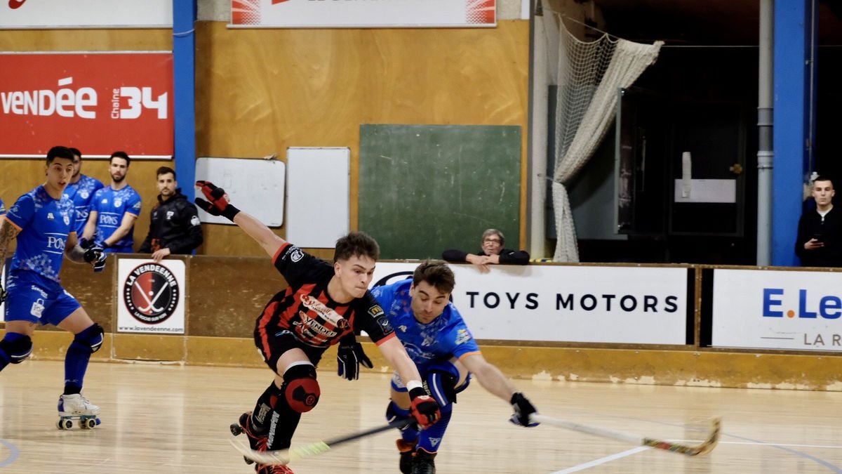 ‘Chino’ Miguélez pugna per la pilota amb un jugador de La Vendéenne. - LAURENT HUVELIN