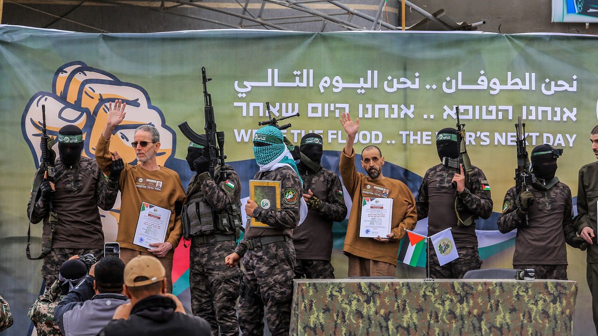 Els ostatges israelians van ser exhibits per Hamas abans del seu alliberament a la localitat gaziana de Deir al-Balah. - EFE
