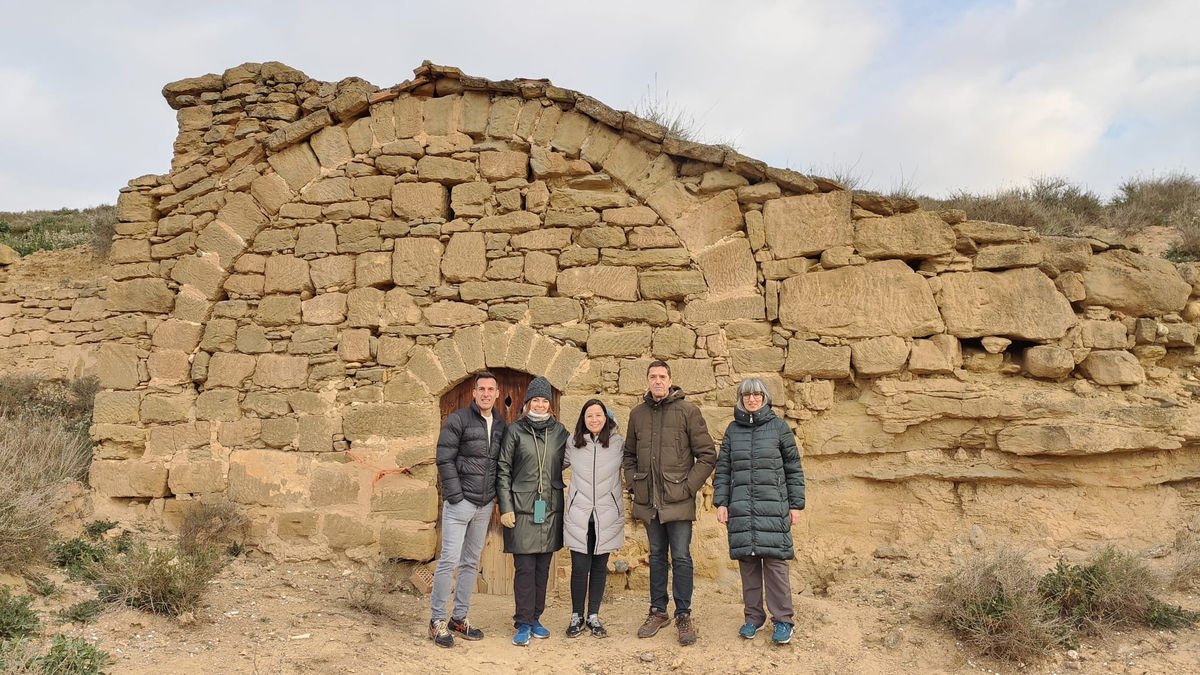 Els regidors d’ERC, davant de la cabana de volta de la Mariola. - ERC LLEIDA