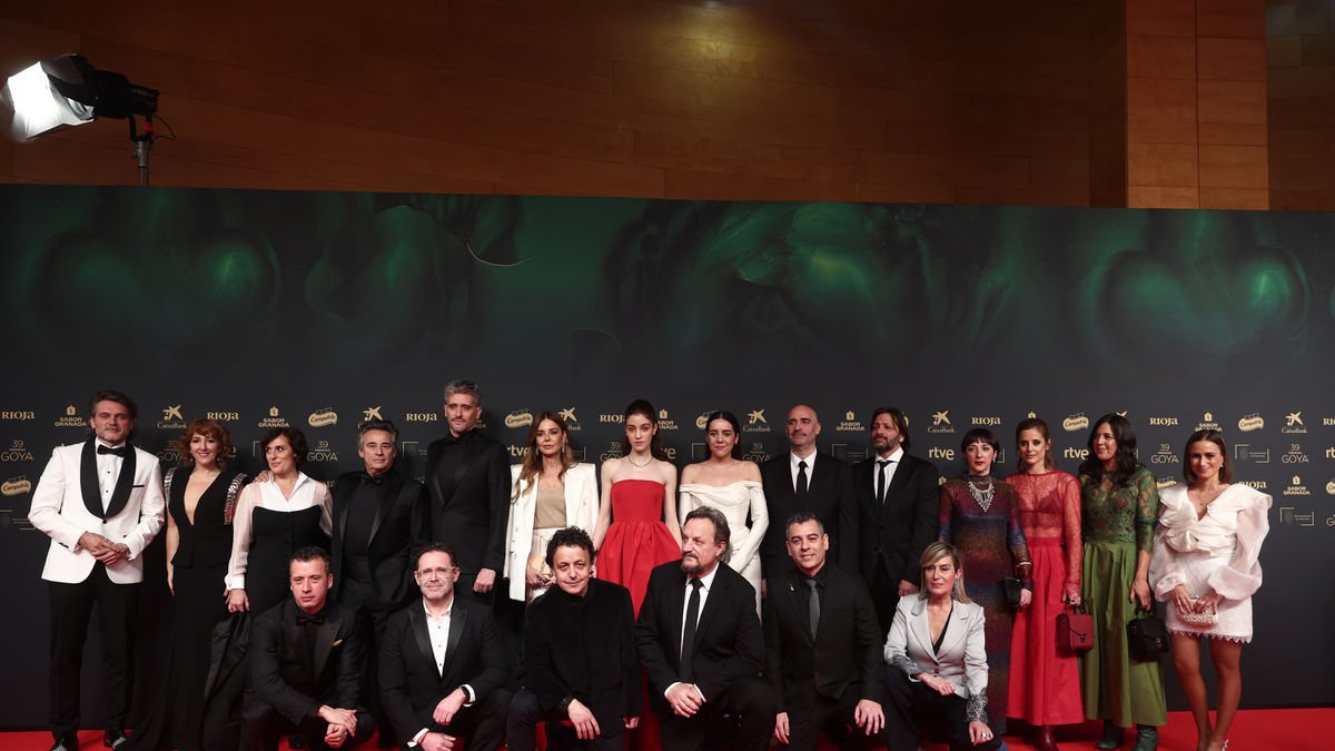 El equipo de la película ‘El 47’, dirigida por Marcel Barrena, en la alfombra roja de la gala. - EUROPA PRESS
