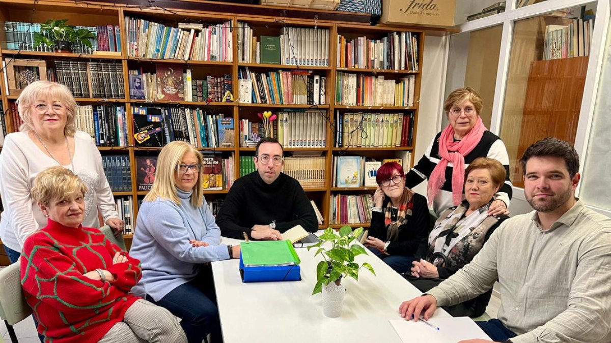 Xavi Palau, con la junta de la asociación de vecinos de Cappont. - PP LLEIDA