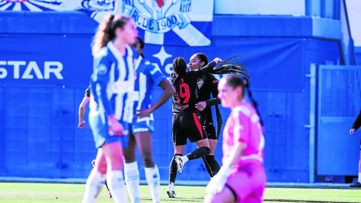 Salma Paralluelo celebra el segon gol amb Vicky López. - AFP7 / EUROPA PRESS