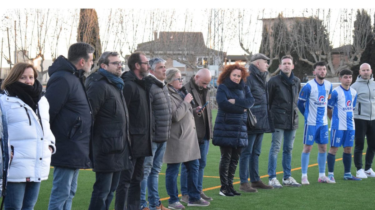 Imatge de l’acte d’inauguració de la nova gespa artificial al camp del Torregrossa. - AJUNTAMENT DE TORREGROSSA