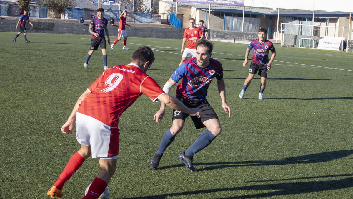 Ratera trata de avanzar ante la presión de un defensa del Tàrrega. - LAIA PEDRÓS