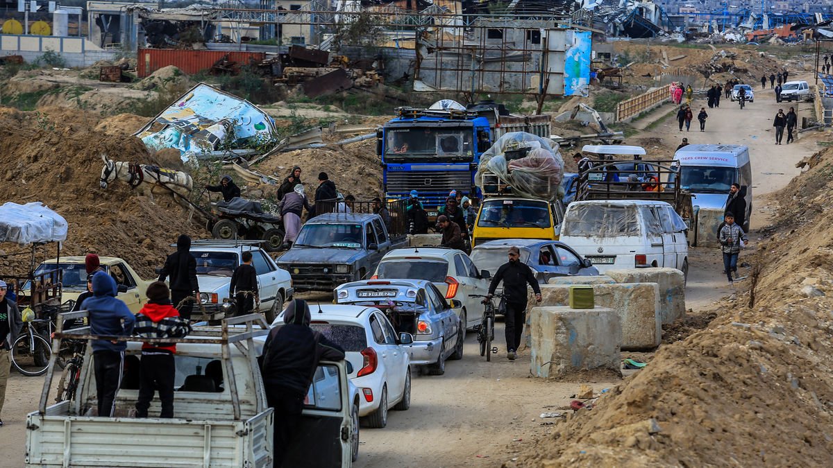 Palestinos regresan a sus casas, ayer en la franja de Gaza. - ABED RAHIM KHATIB/EUROPA PRESS
