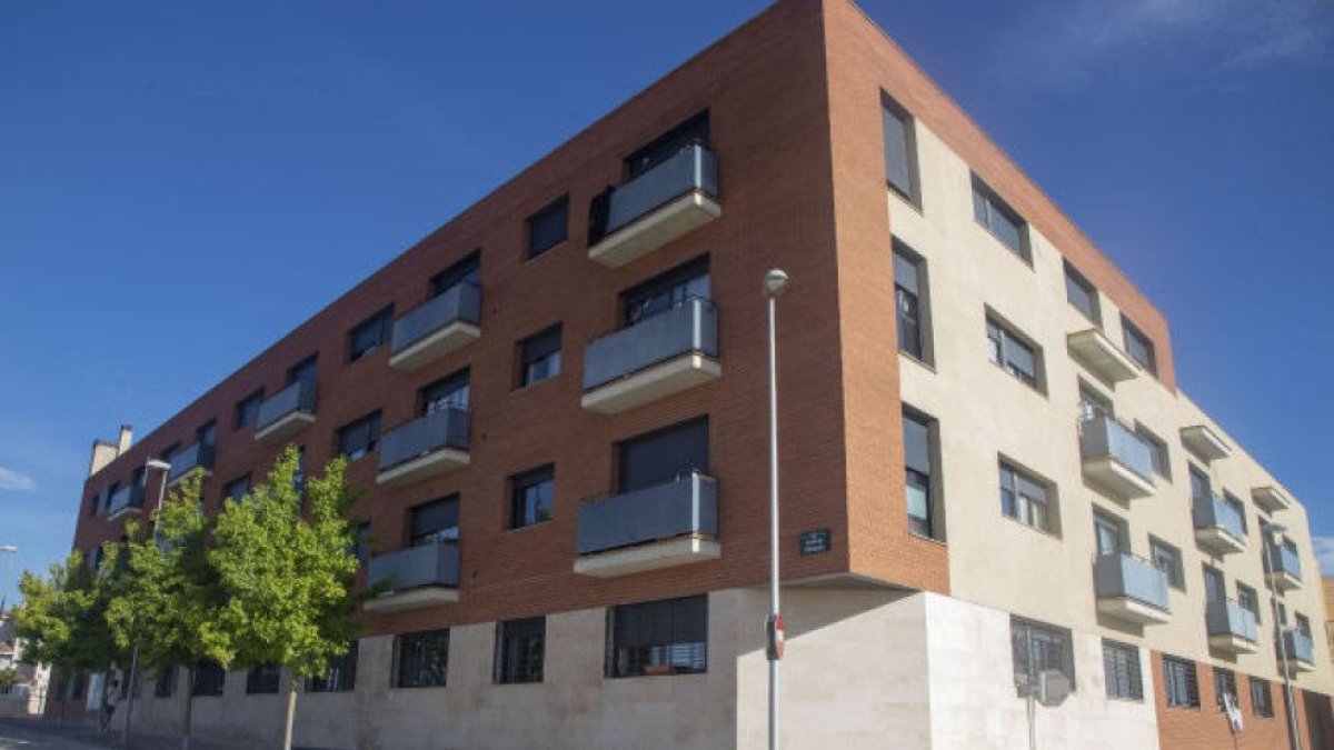 Los vecinos de Claravalls, 9 de Tàrrega siguen en un limbo legal. - LAIA PEDRÓS