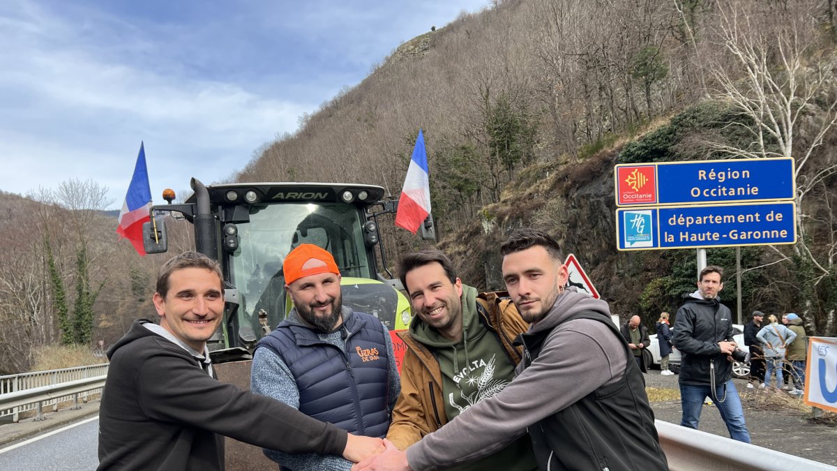 Representantes del Gremi de la Pagesia con el representante de los ganaderos franceses que cortan la N-230 en la frontera con la Val d'Aran.