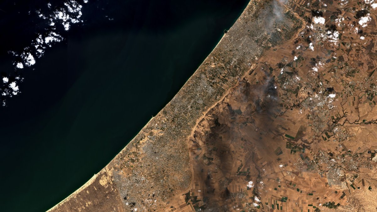 Imágenes obtenida por el satélite Sentinel-2 de Copernicus de la franja de Gaza el 7 de octubre de 2023, el día del inicio de la guerra entre Hamás e Israel.