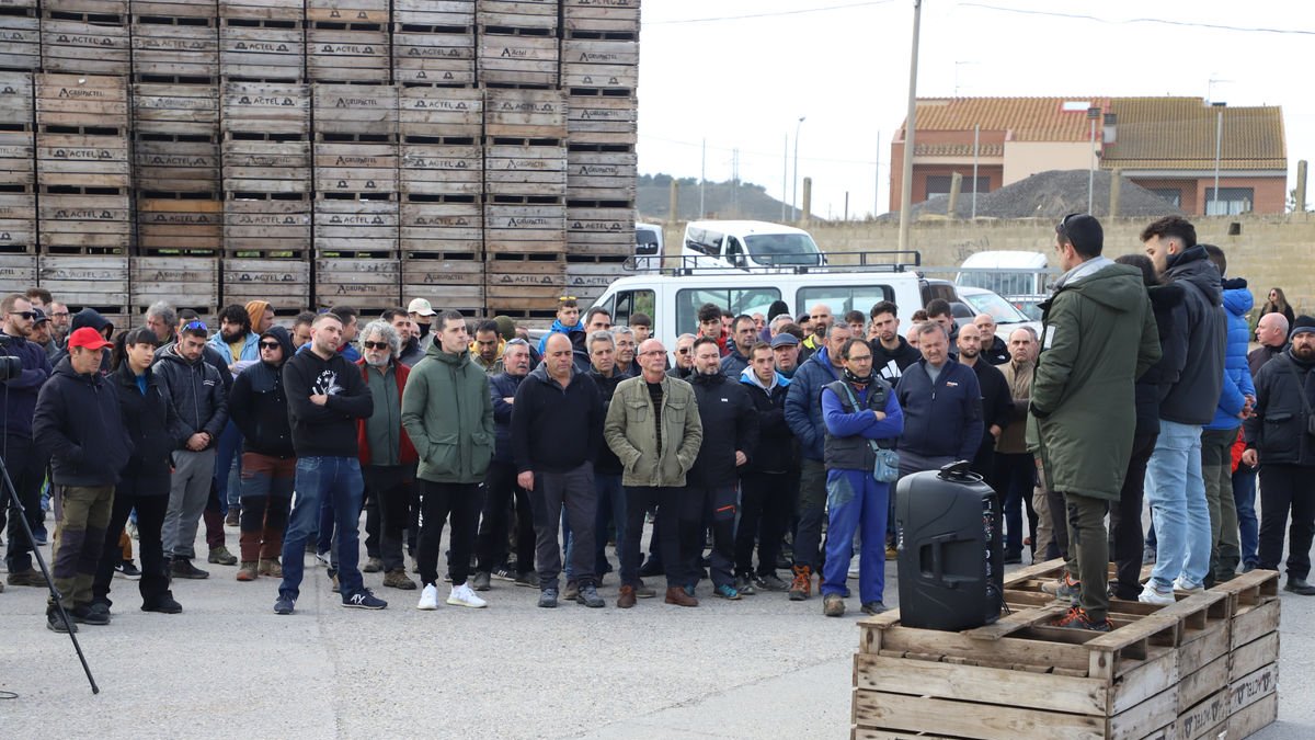 Els membres del Gremi de la Pagesia durant l’assemblea celebrada ahir a Alcoletge. - MAGDALENA ALTISENT