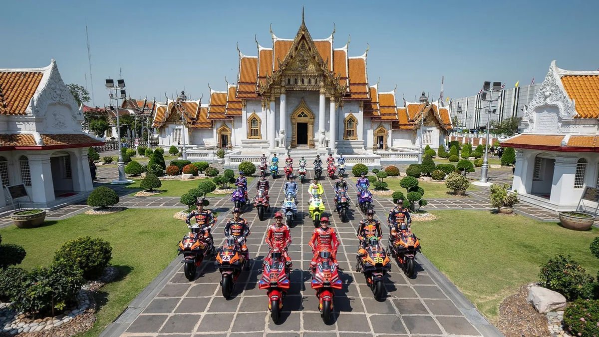Els pilots de MotoGP, al Marble Temple tailandès. - MOTOGP