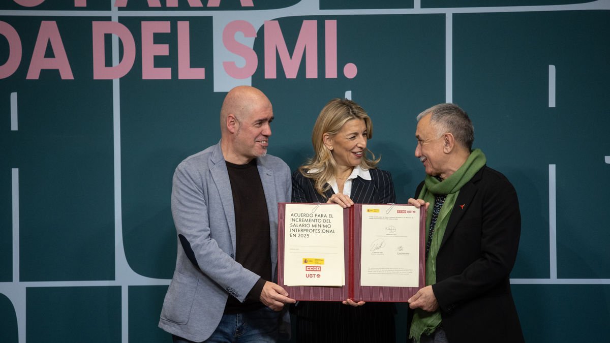 Díaz, amb Sordo i Álvarez en l’acte celebrat ahir per firmar la pujada de l’SMI. - EUROPA PRESS