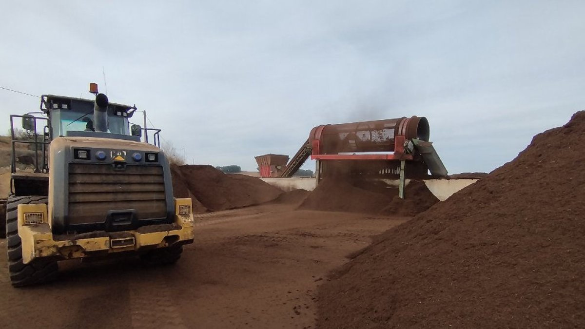 Varias máquinas trabajan en el área de compostaje de la planta de Bioproductors en Alcarràs. - R.R.