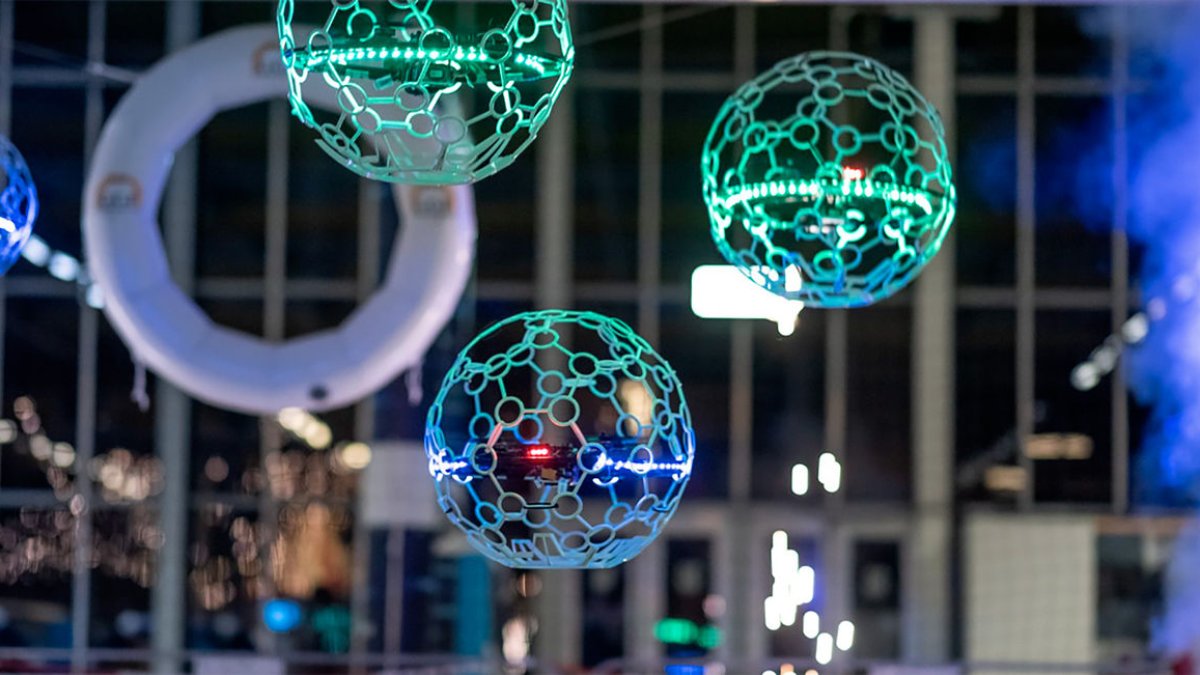 Dron dins d’una ‘pilota’ per jugar al Drone Soccer. - INSTITUT JOAN ORÓ