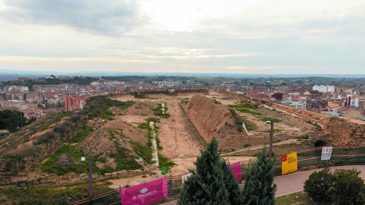 La zona del Baluard del Rei que está previsto convertir en mirador, cuyas obras llevan un año paradas. - MAGDALENA ALTISENT