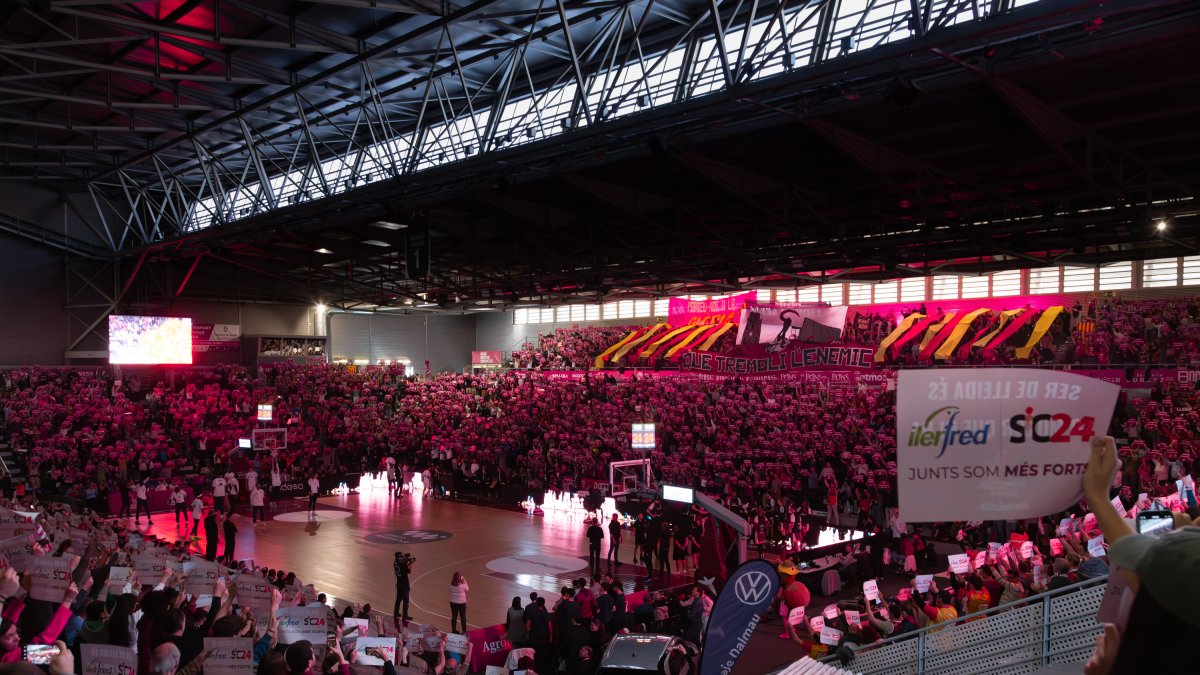 El Barris Nord, minuts abans de l'inici del partit contra el Real Madrid.