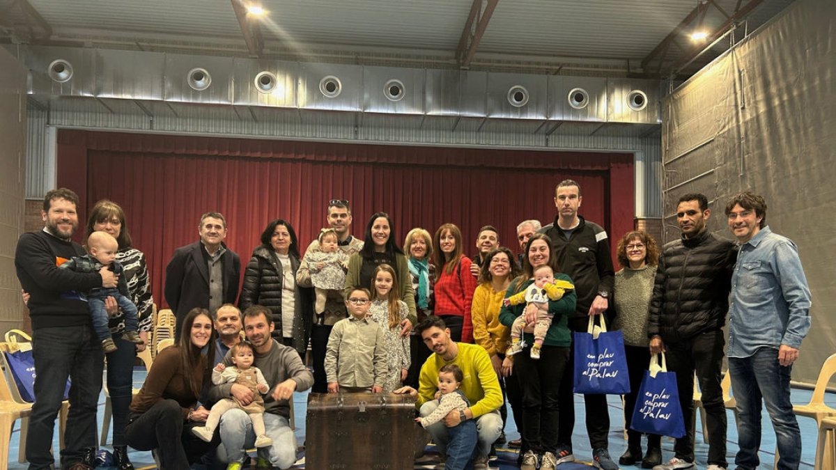 L’alcalde, a la dreta, amb les famílies i els dotze nens veïns de la localitat nascuts l’any passat. - AJUNTAMENT EL PALAU D’ANGLESOLA