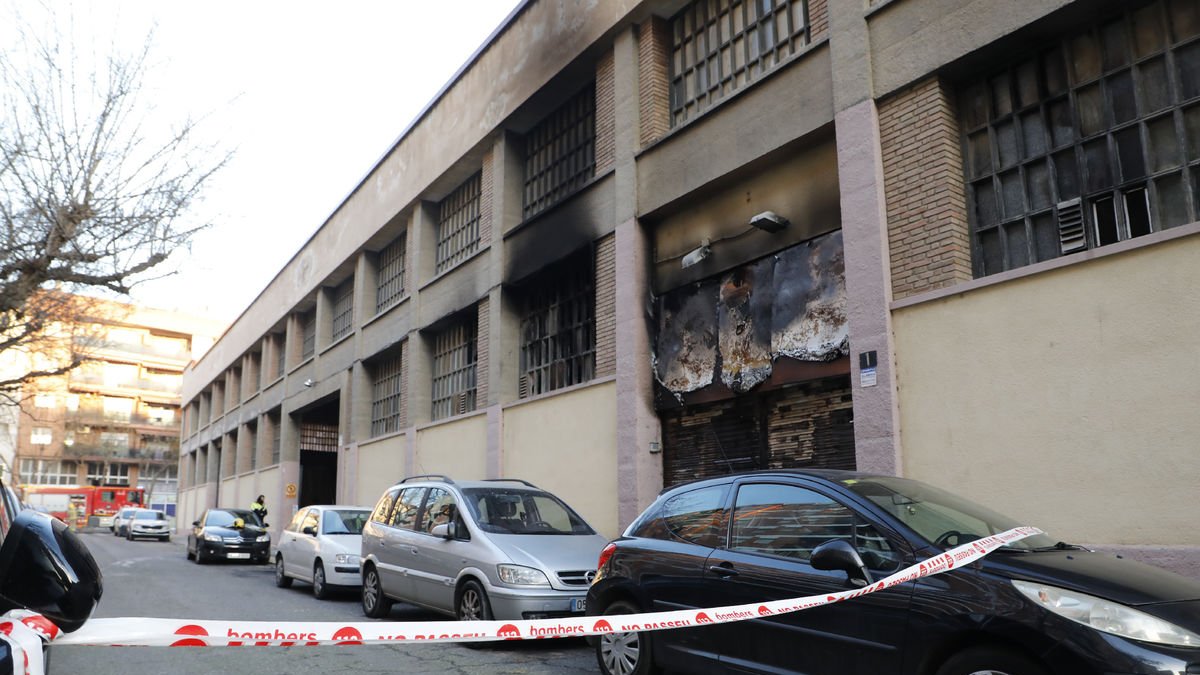 Imagen exterior de la nave la mañana después del incendio. - SEGRE