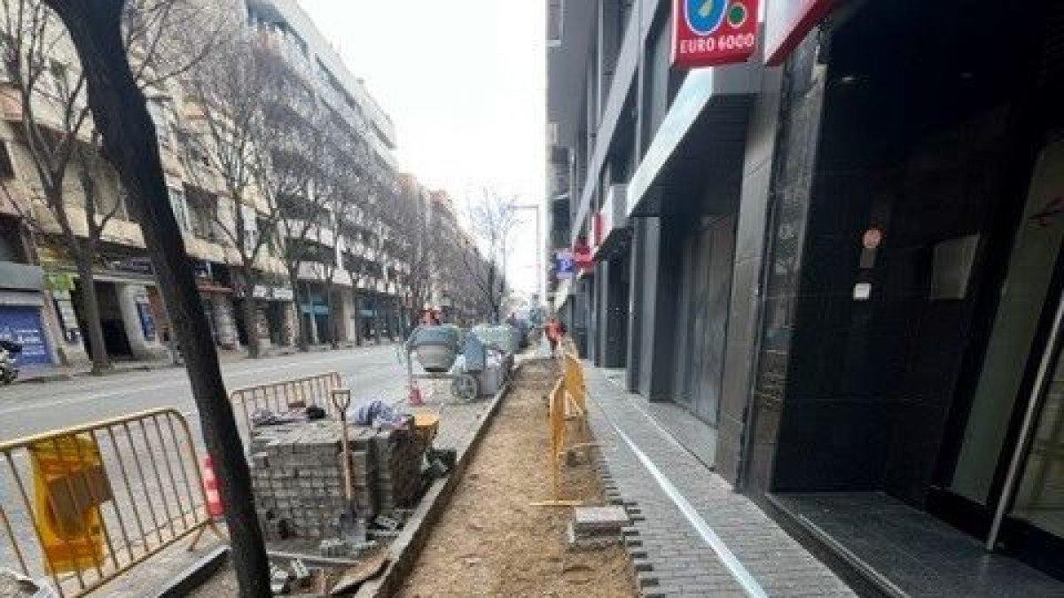 Obras en la avenida de las Garrigues.