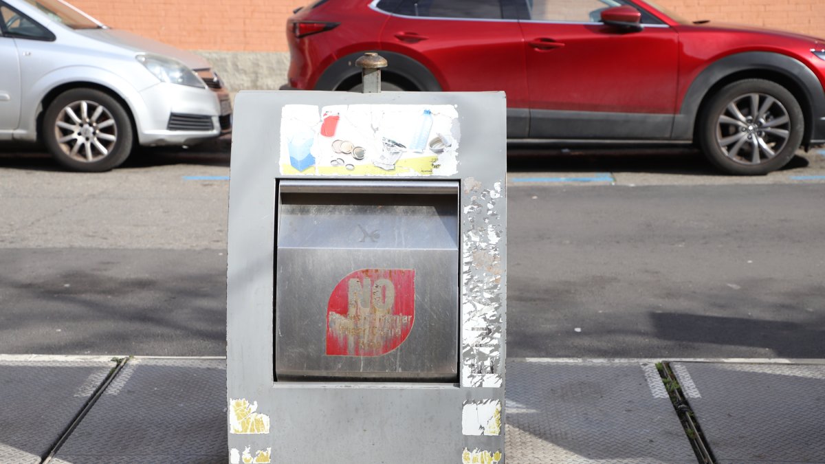 Contenedores subterráneos y de superficie en la plaza de Santa Maria Magdalena, en el barrio del Clot