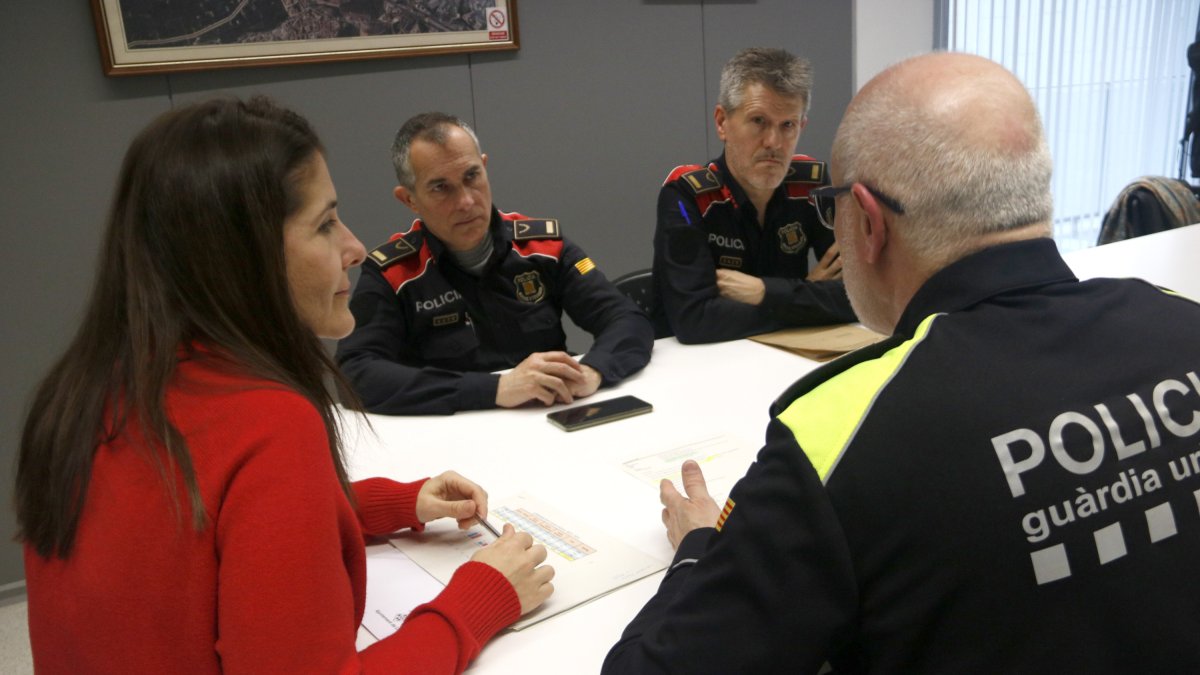 Reunió de Mossos d'Esquadra i Guàrdia Urbana de Lleida a la comissaria amb la tinent d'alcalde Cristina Morón.