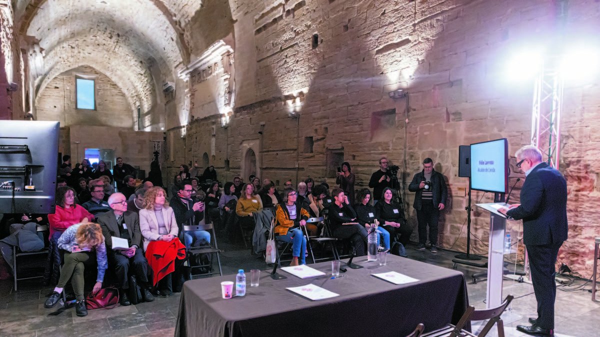 El alcalde, Fèlix Larrosa, dirigiéndose a los asistentes en el primer encuentro celebrado ayer. - JORDI ECHEVARRIA
