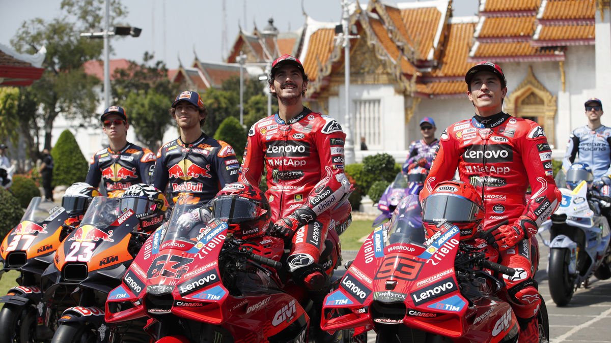 Marc Márquez, a la dreta, ahir abans de l’inici de les sessions d’entrenament. - EFE