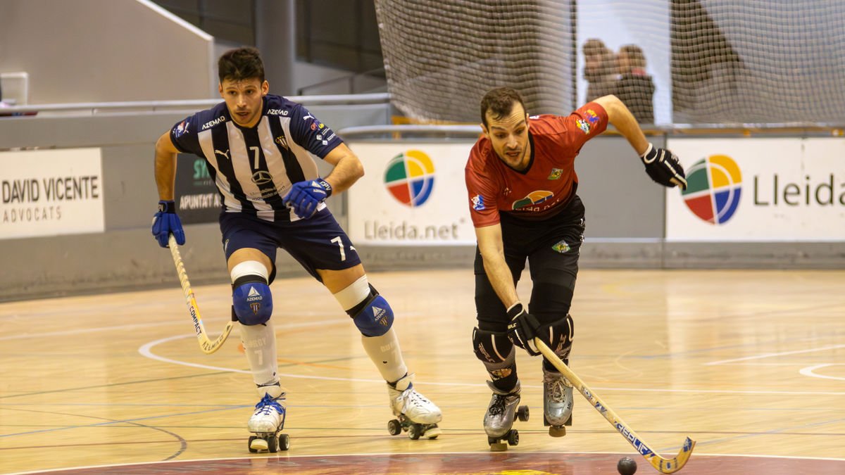 Miquel Serret avança amb la bola mentre el persegueix Jordi Burgaya. - ANIOL MORAL