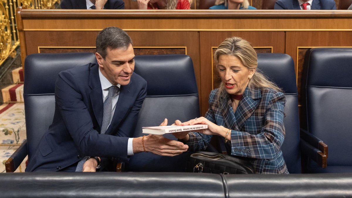 Yolanda Díaz entrega a Pedro Sánchez, als escons blaus del Govern de l’Estat, el llibre ‘La utopía de las normas’. - EDUARDO PARRA / EUROPA PRESS