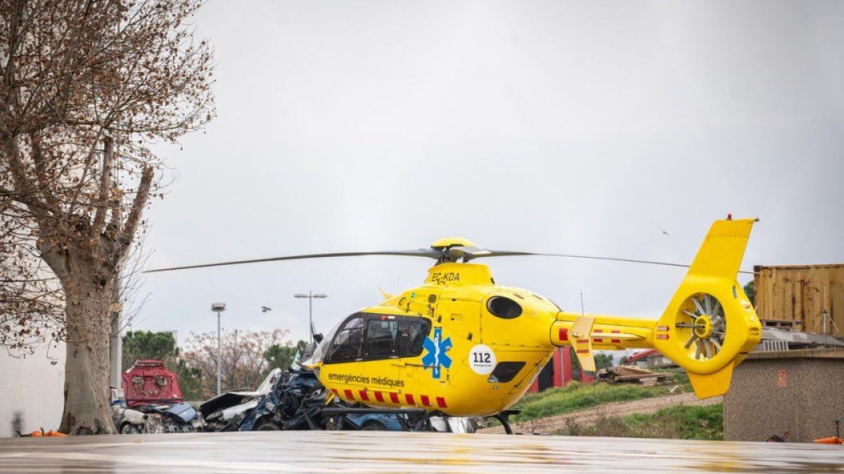 El helicóptero del SEM, en la base del parque de Bombers de Lleida. - PASCUAL PRAT