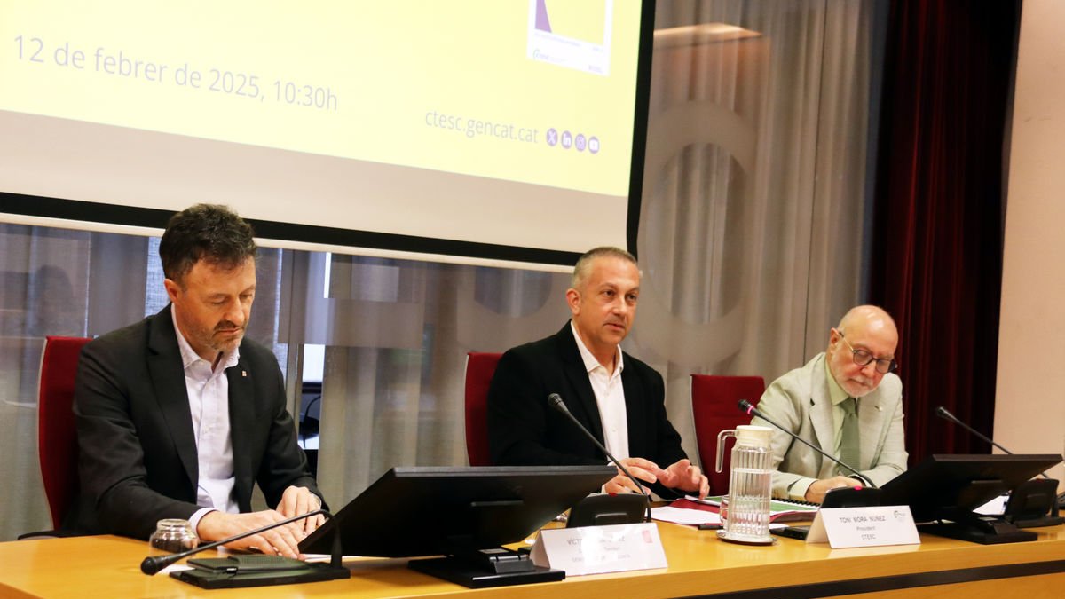 El president del CTESC, Toni Mora (centre), va presentar l’informe. - NATZARET ROMERO/ACN