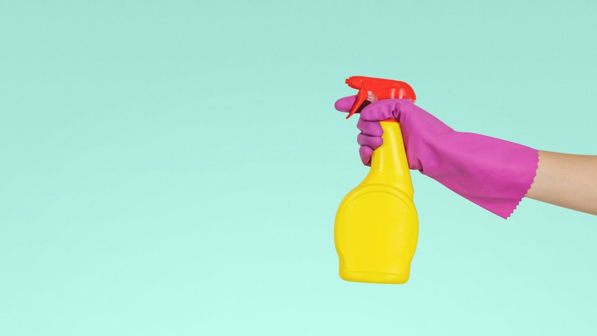 El truc infal·lible per desfer-se de la floridura negra de les juntes sense utilitzar productes químics agressius.