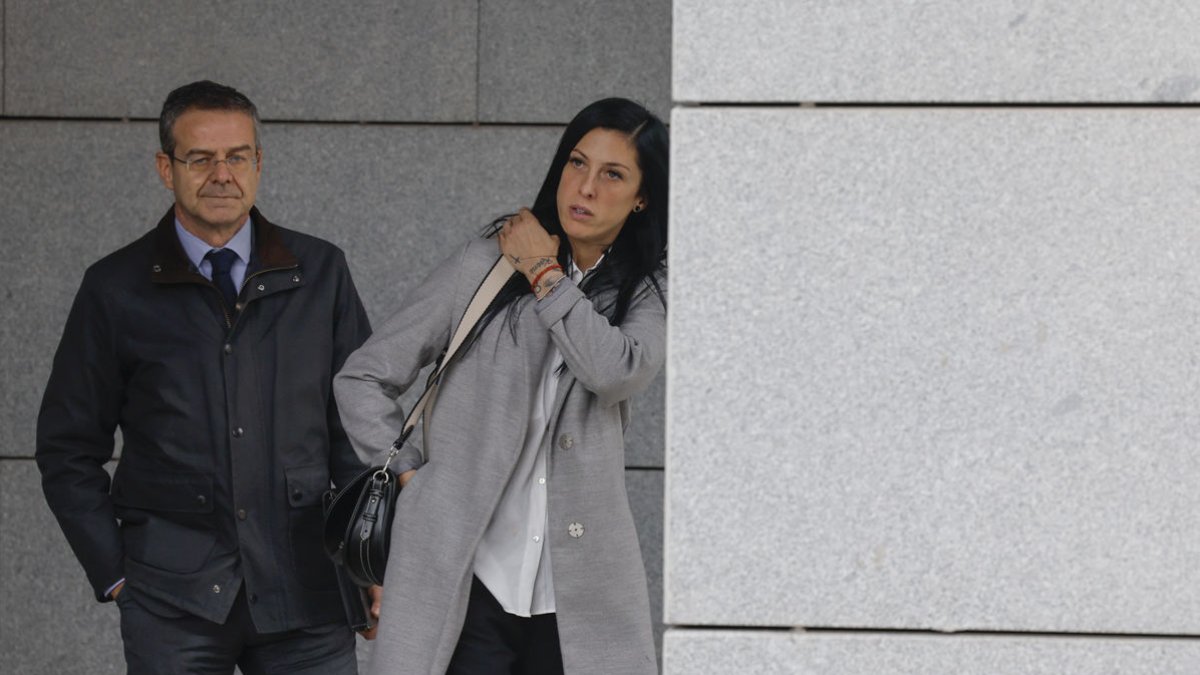 Jenni Hermoso i el seu advocat Ángel Chavarría, en foto d’arxiu. - EFE