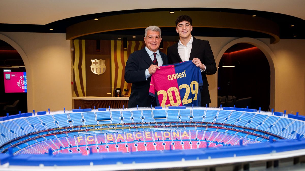 Pau Cubarsí, amb el president Joan Laporta ahir durant l’acte de renovació. - FC BARCELONA
