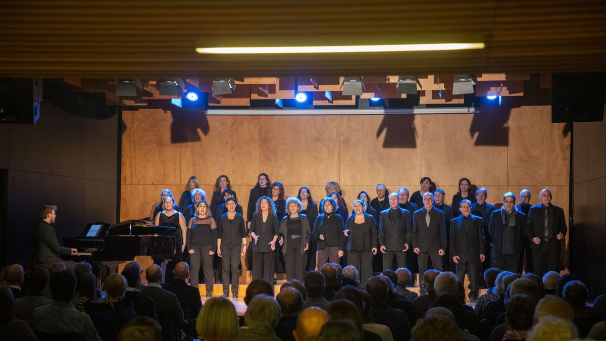El coro del Orfeó Lleidatà, con Pol Pastor al piano, puso ayer el broche en el Espai Orfeó a la presentación del libro con ‘El cant dels ocells’. - ORFEÓ LLEIDATÀ